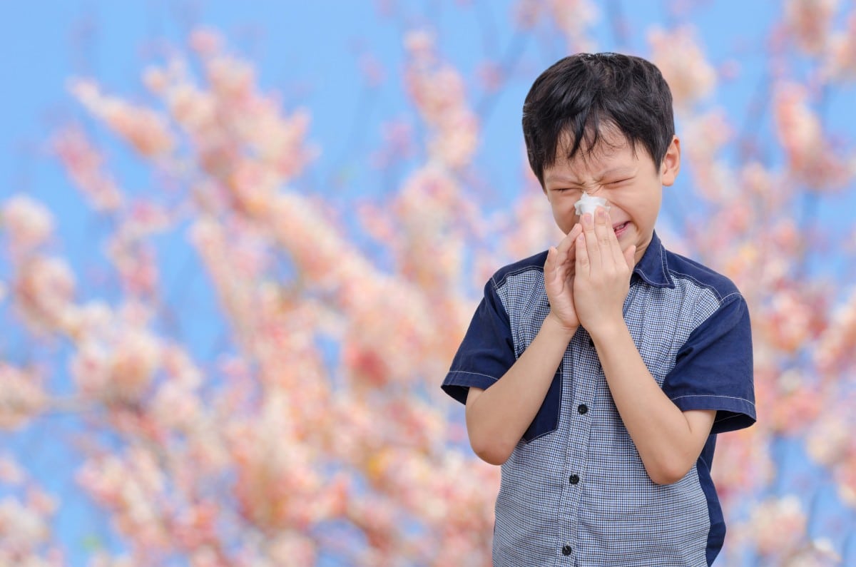 Child outside in Spring sneezing
